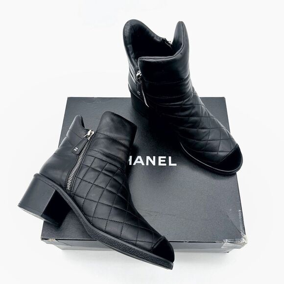 CHANEL Black CC Logo Quilted Ankle Boots Size 39 Velvet Cap Toe Zip Moto Leather - Picture 2 of 13